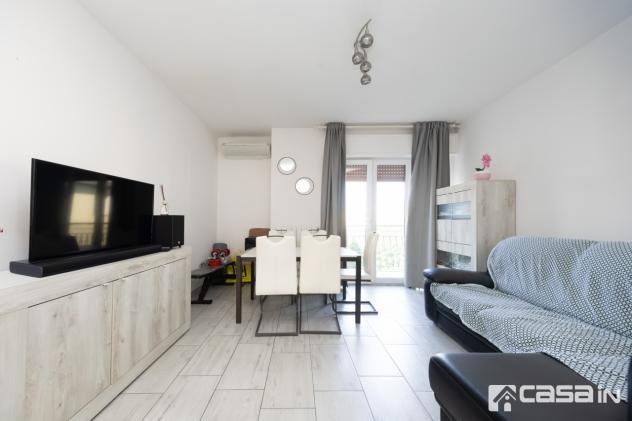 L'appartamento, ristrutturato internamente nel 2018, è composto da un luminoso soggiorno, da una cucina abitabile che si affaccia su un comodo balcone - Foto 3