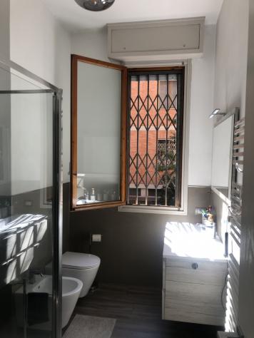 Appartamento arredato composto da ingresso, ampio soggiorno con cucina, due camere, bagno, ripostigli, balcone, cantina e posti auto, posizione comoda - Foto 17