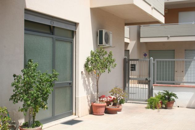 Affitto locale categoria C1,ottime condizioni non arredato ampio parcheggio. - Foto 4