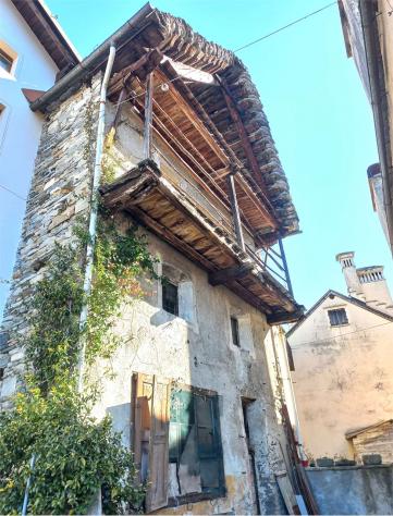 V000575 - CASA DA RISTRUTTURARE CON GIARDINO