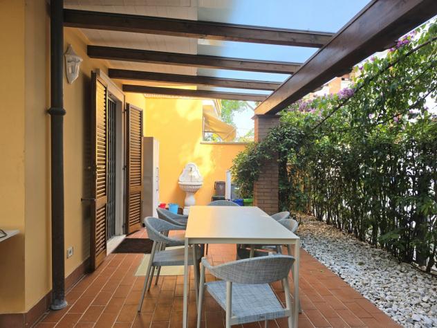 RONCHI, a soli 500 metri dal mare della Riviera Apuana, elegante villetta a schiera d'angolo con giardino su due lati e ampio pergolato. Disposta su t - Foto 5