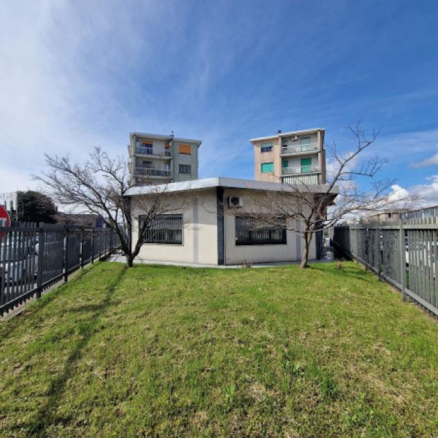 Immobile di 400 m² con più di 5 locali in vendita a Lainate - Foto 2