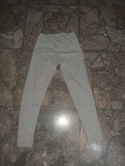 lotto vestiti bambina 12 anni. Composto da 2 leggings  Una maglietta a maniche - Foto 2