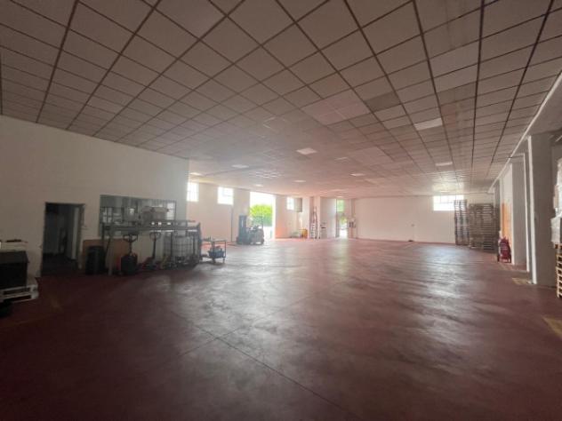 Immobile di 2100 m² con 3 locali in affitto a Castegnato - Foto 2