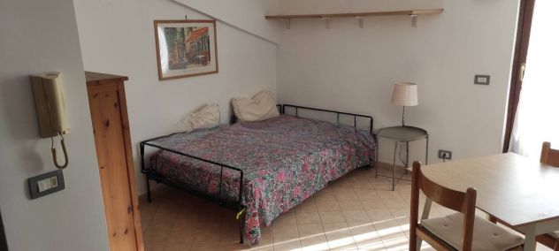 CASAL MONASTERO MONOLOCALE CON AMBIENTI SUDDIVISI ARREDATO CON BALCONE - Foto 4