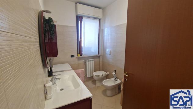 Bilocale con terrazzo e box - Foto 15