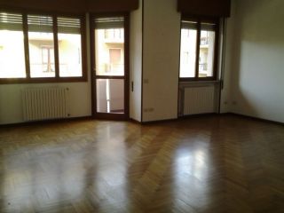 Zona Via Veneto affittasi elegante quadrilocale con box auto e cantina