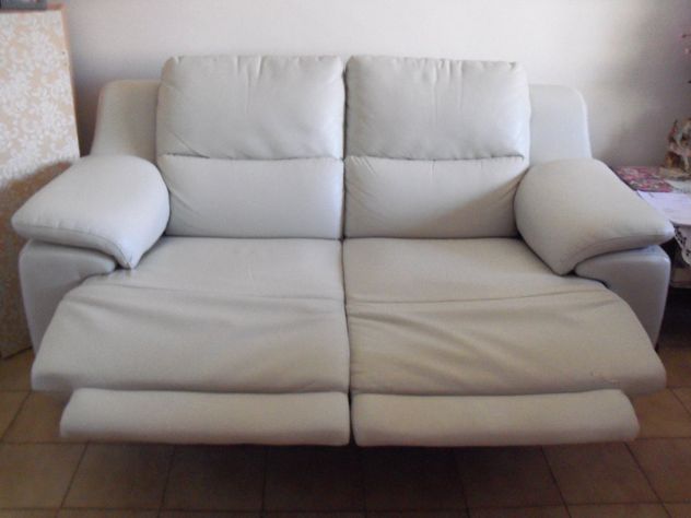 Divano due posti in similpelle con N. 2 recliner manuali.