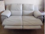 Divano due posti in similpelle con N. 2 recliner manuali.