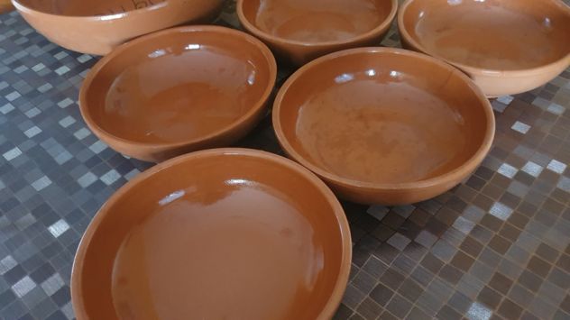 Set 5 piatti più uno grande tutti in terracotta