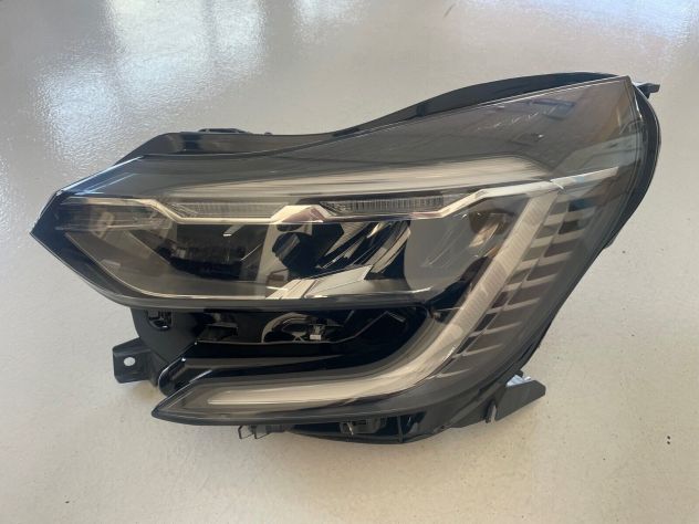 Fanale anteriore sinistro Renault Captur 2 serie ( dal 2020 ) usato perfetto 260