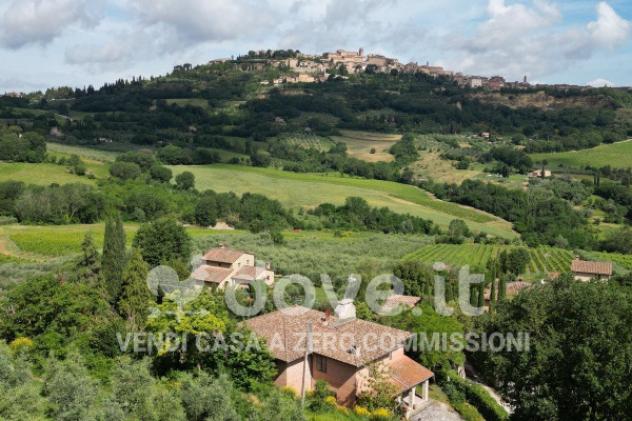 Rustico / Casale di 440 m² con più di 5 locali e box auto in vendita a Montepulciano - Foto 4