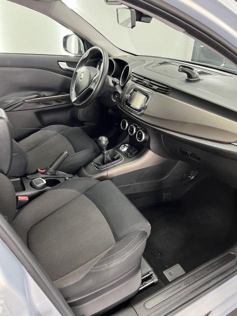 Alfa Romeo Giulietta JTDM 1.6 Distinctive 2015 - Foto 9