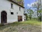 Casa rurale con corte, capannone e circa 12 ettari di terreno agricolo