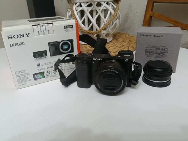 Sony Alpha 6000 mirrorless con scatola e due obiettivi
