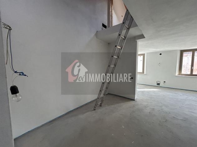 Elegante Quadrilocale Su Due Livelli con Travi a Vista e Posto Auto - Foto 16