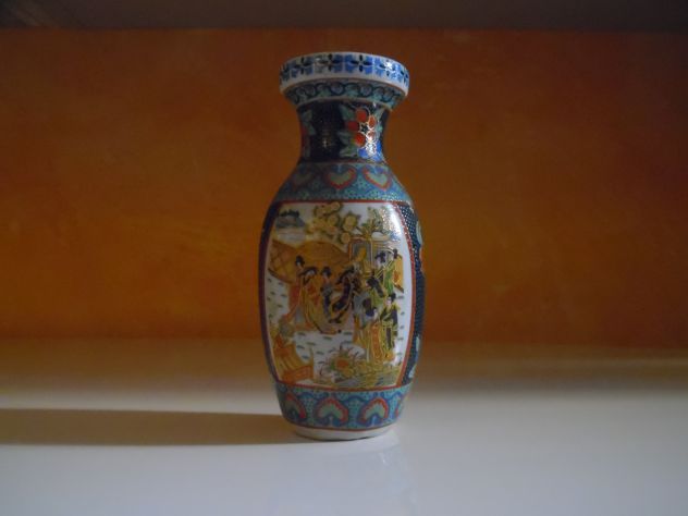 UN VASO IN CERAMICA MEDIO(ALTO 15 CM)ORIENTALE DIPINTO A MANO CON DONNE E PAESAG - Foto 5