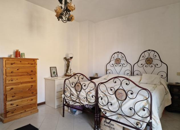 MARINA DI MASSA, periferia vicino al mare, proponiamo porzione di villa bifamiliare con giardino privato su tre lati. Si compone di soggiorno, ampia c - Foto 19