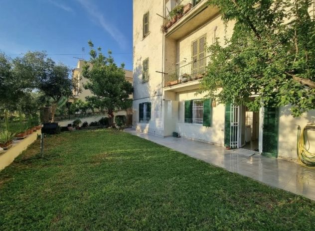 TIVOLI TRILOCALE ARREDATO CON GIARDINO PRIVATO - Foto 3