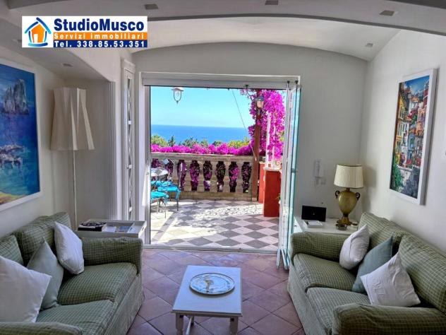 StudioMusco vende a Capri, in via Camerelle, la più prestigiosa strada dello shopping, introvabile appartamento con terrazzo a livello e vista panoram