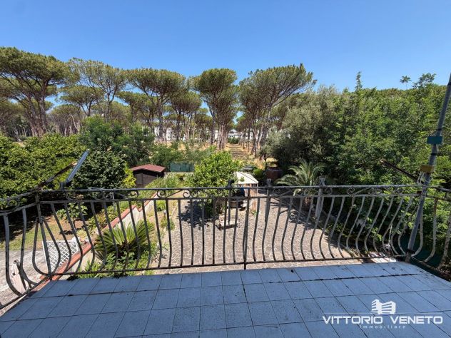 Porzione di villa indipendente su 2 livelli con giardino a pochi passi dal mare - Foto 10
