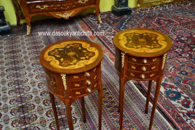 Coppia di tavolini-comodini tondi stile Luigi XV intarsiati - Foto 8