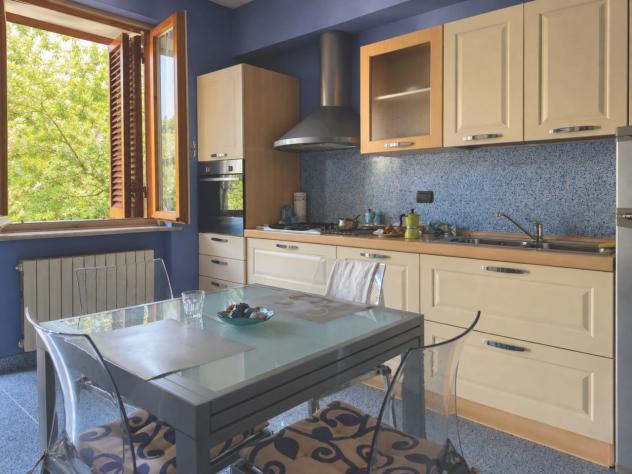 MARINA DI MASSA, vicinissimo al mare, vendesi appartamento bilocale ristrutturato e arredato con giardino e ingresso indipendente: soggiorno con angol - Foto 3