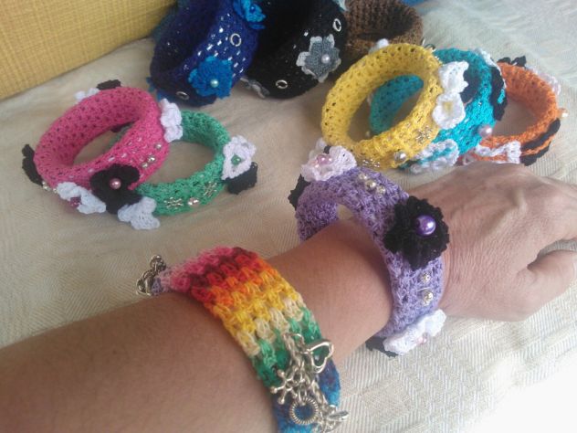 Bracciale largo ricoperto ad uncinetto