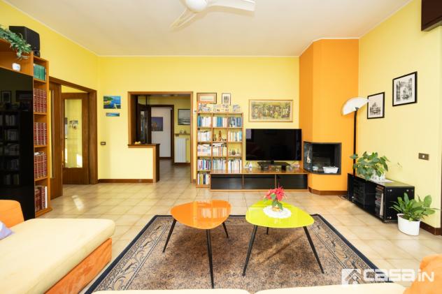 A pochi passi ampia soluzione indipendente composta da 2 appartamenti, deposito, 2 box, cantina e giardino di 800 mq
PIANO TERRA : appartamento di 4 v - Foto 10
