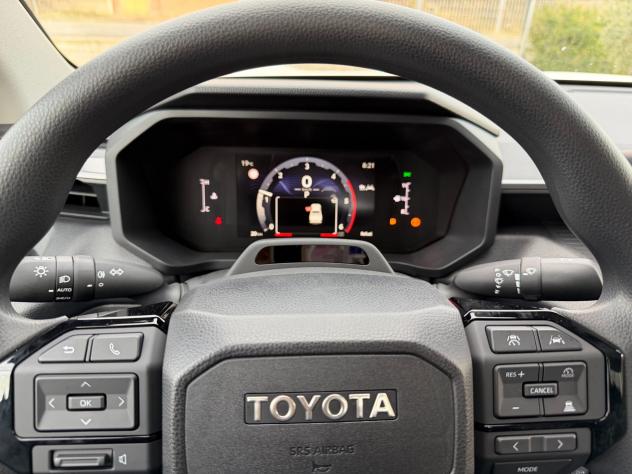 Toyota Hilux 2.8 D-4D A/T 4WD 48V 4 porte Double Cab KM ZERO - Foto 8
