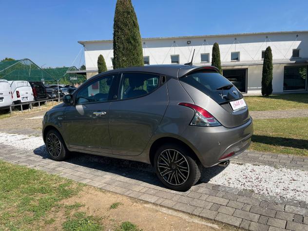 Lancia Ypsilon 1.0 FireFly 70cv S&S Hybrid GOLD - Foto 2