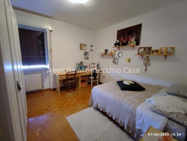 Casa bifamiliare in posizione centrale con ampio scoperto esclusivo, garage e due unità abitative - Foto 17