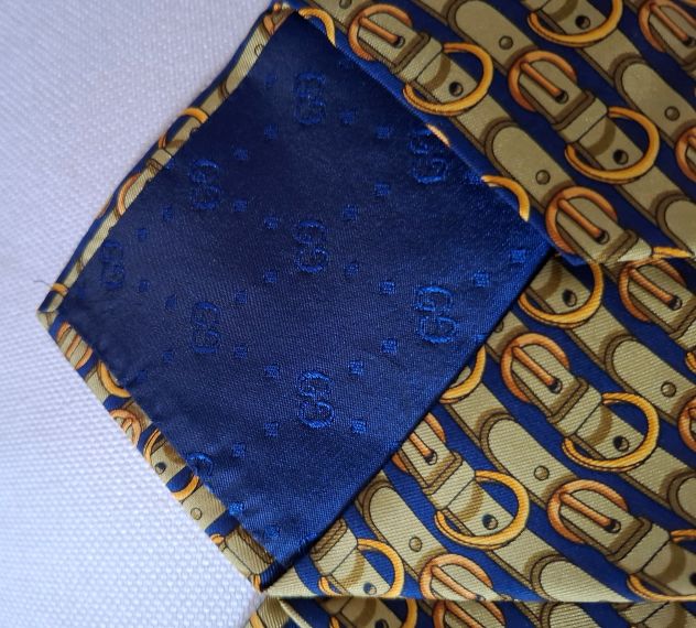 Gucci cravatta a righe oro e blu in seta - Foto 3