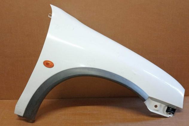PARAFANGO ANT.D. BIANCO C/FRECCIA ARANCIO E MODANATURA Carrozzeria Lamierati esterni Fiancate Parafango ant. OPEL - CORSA B - 01-10-1993 - 01-09-2
