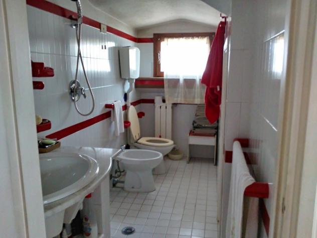 Villa bifamigliare su piu' piani con possibilita' di divisione in due unita' distinte con ingressi separati .La casa è cosi composta da : pt ingresso - Foto 10