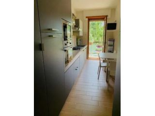 DRAGONA TRILOCALE ARREDATO CON TERRAZZO PRIVATO CON TENDE DA SOLE