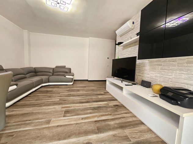 Ampio trilocale ristrutturato con arredo moderno - Foto 8