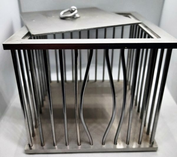 Gabbia acciaio con sbarre divelte 14x14xh12