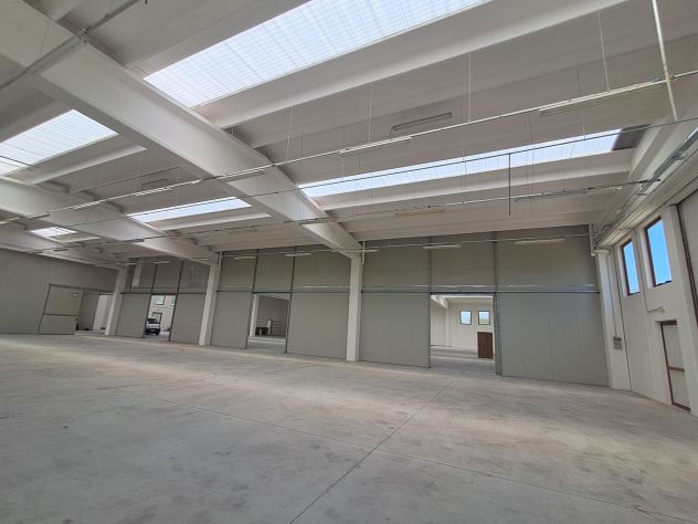 CAPANNONE INDUSTRIALE 2.400 mq – CHIOPRIS VISCONE (UD)