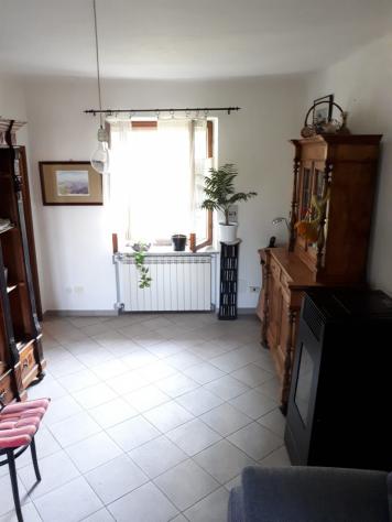 ristrutturata nel 2015 su due livelli: al piano terra ampia cucina, con caminetto, sala e scala di collegamento posta tra i due vani, piano primo dis - Foto 12