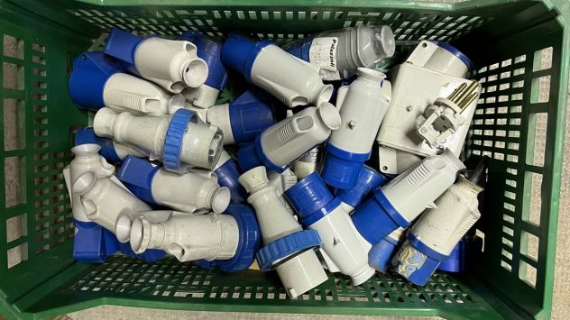Vendo Materiale Elettrico Spine / Prese 220 INDUSTRIALI Usate e Nuove Tripolari