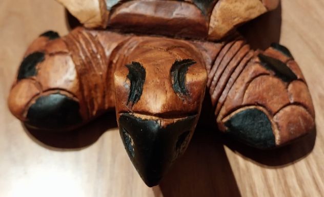 Scultura artigianale di una tartaruga realizzata in legno.