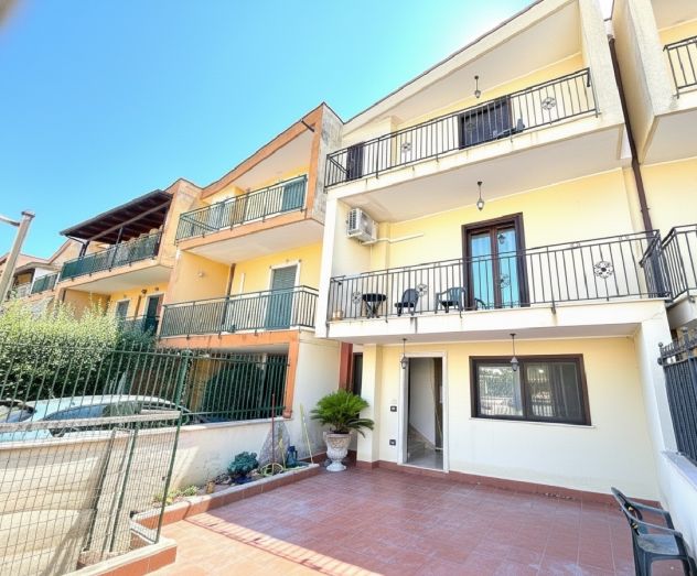 VILLA CON CORTILE IN PIENO CENTRO - MONDRAGONE - Rif.V3164