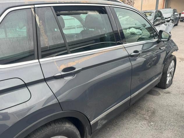 VW Tiguan 2.0 TDI 150 CV DSG Elegance-2021 - Foto 5