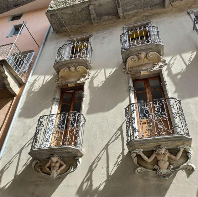 V000440 - CASA ANTICA CON TERRAZZO E CANTINA