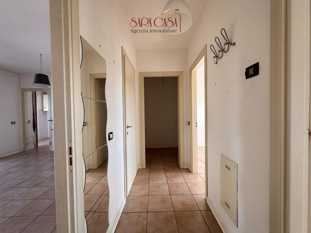 Luminoso appartamento con due camere, terrazzo e garage - Foto 13