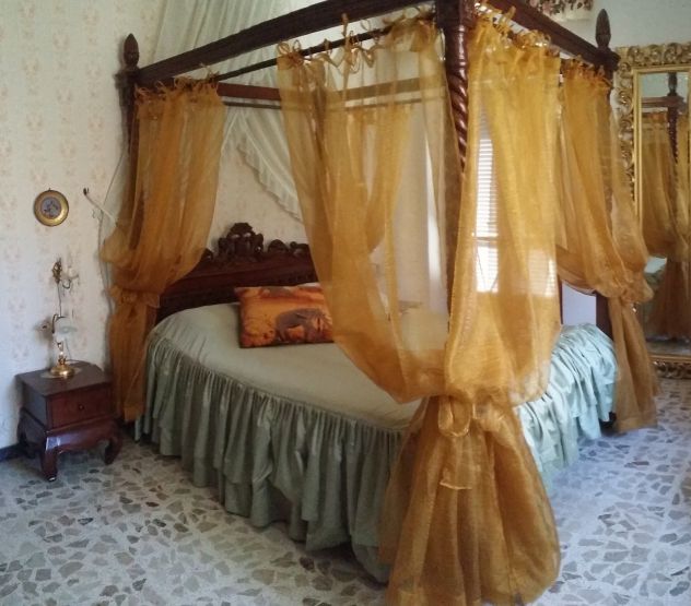Letto a baldacchino, materasso ortopedico e rete motorizzata