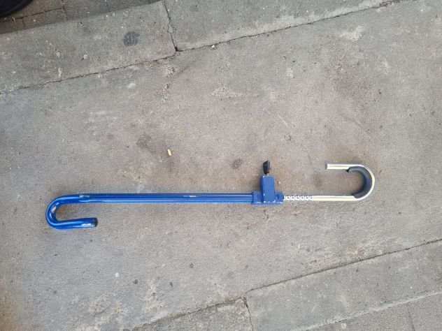 Antifurto Blocca sterzo e pedali per auto e furgoni.