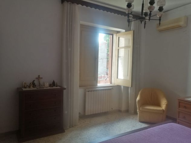 Fabbricato indipendente su due piani con corte e giardino - Foto 5