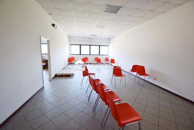 ATTIVITA'/LIC.COMMERCIALE di 5 vani e di 147 mq (PEDEROBBA) rif. SW154